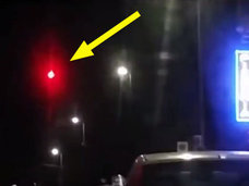 【衝撃動画】夜空に浮かぶ真っ赤な「火の玉」が激写される! 冥界から舞い戻った「人魂」か!?