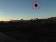 鮮明すぎる“漆黒のUFO”が激写される!あまりにも人工的な形状に専門家も“本物”と太鼓判=アイルランド
