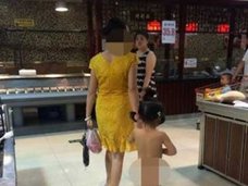 中国では常識!? スーパーで真っ裸の女児を連れて買い物をする母親に、周囲は……