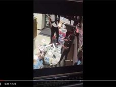 またヤラセ? 台湾ファミマのレジで、客の女が開脚放尿&飲尿「SODの撮影かよ!」