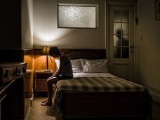 首絞め、引っ叩き…虐待の衝動にもがき苦しむ介護士「自分が怖い。逮捕されるかもしれない」