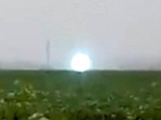 【衝撃動画】ロシアに光輝く「プラズマオーブ」出現! UFOか、火の玉か、ガチすぎて住民半狂乱!