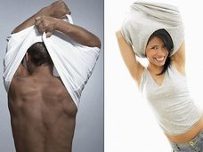 男女でTシャツの脱ぎ方が違う理由が遂に判明! 150万人が聞いて納得!