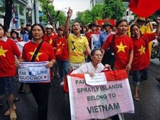 税関職員がパスポートに「Fuck You」 ベトナムで中国人旅行者への迫害行為が激化!