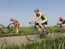 鹿がトライアスロンレース中の選手を自転車から突き落とす!?