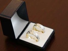 警察に届けられた結婚式のアルバムを本人たちが受け取り拒否!
