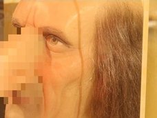 勃起したペニスより巨大な鼻を持つピノキオ男、トーマス・ウェダース