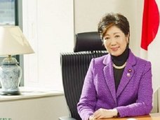改めて注目される小池百合子氏の化粧力! 「一切崩れない」「汗をかかない」「雨より強い」