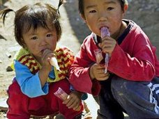 自殺、餓死、レイプ被害……深刻化する中国農村「留守児童」問題、1万人超が孤児化か