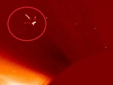 NASAの観測衛星が「4本脚の超巨大UFO」の撮影に成功!太陽のプラズマを吸引!?