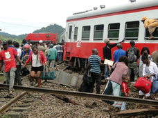 【閲覧注意】カメルーン脱線事故の遺体映像、車両の下敷きに ― 死者79人・負傷者550人