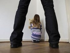【衝撃・小児性愛】5歳少女のお絵かき→“迫り来る勃起ペニス”が描かれている→神父によるレイプ事件発覚!