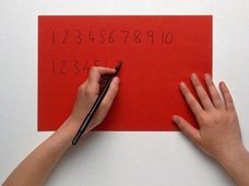 両手で文字が書けるように子どもをトレーニングすると頭が良くなるのは本当か?