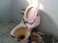 安定の中国クオリティ!? しゃがんだ途端に「便器崩壊」血の海に……