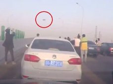 【動画】ドライブレコーダーが「漆黒のUFO」をバッチリ激写! 高速道路で10人以上が同時目撃、周囲は騒然!=中国