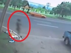 【衝撃動画】交通事故で即死した女の傍らに“黒い影”! 人体から魂が抜け出た瞬間が激写される