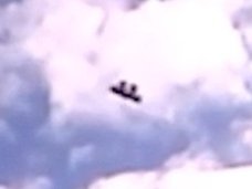 【衝撃動画】低空を猛スピードで爆走する“2人乗り”UFO! 車載カメラが激撮、まるで空飛ぶ絨毯!
