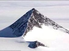 南極にある“ピラミッド”がグーグルアースで発見される! 宇宙人基地か、米政府がひた隠す超古代文明の証拠か!?