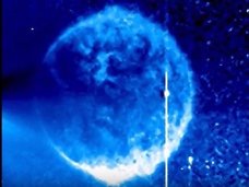 太陽の近くで“ウルトラストレートビーム”をぶっ放す2機のUFOが激写される! NASAが公開直後に写真取り下げる“疑惑の対応”