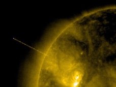 【衝撃画像】太陽にウルトラストレートビームを撃ち込むUFOが再度出現!! 本気で“恒星破壊”を試みている緊急事態