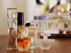 ついに判明した「香水の正しい付け場所」! 手首でも耳の後ろでもなく●●だった!(最新研究)