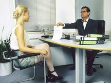 壊れた机に脚を挟まれた男性が救助