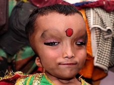 象の頭に人間の身体をもつ6歳少年、神の子として崇められ威厳タップリ! 謎の奇病に負けぬガネーシャ君の日常とは?