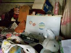 ゴミ屋敷から8トンのゴミを搬出! 家主はうつ病、高齢の母親は「強迫的溜め込み障害」で……