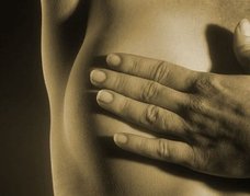 奇習! 愛娘の乳房を大人になるまで揉みしだく実父 ― 江戸期以前より親しまれてきた“育乳”の儀式=新潟県