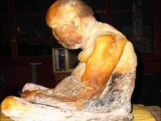即身仏(ミイラ仏)が服を脱いで寺を徘徊する瞬間映像! 高徳の僧が世界平和を訴えるために復活した!?=ロシア