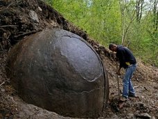 【衝撃】ボスニアの森で“人工的な”球体巨石が発見される! 失われた超古代ピラミッド文明の遺物か!?