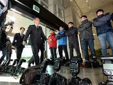 「まったく理解不能!」密室で行われた日韓軍事情報包括保護協定締結に、記者団がカメラを捨てて猛抗議!