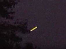 【衝撃動画】黄金の昇り龍か、葉巻型UFOか? 嵐の夜空を電光石火で飛び去る謎の物体が激写される!