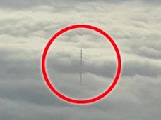 飛行機から撮影された「雲を突き抜ける謎のポール」! 高さ1400メートル以上、月と地球を繋ぐコードか?