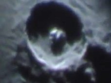 【衝撃映像】月面クレーターの中心で謎すぎる球型UFOが発見される! サイヤ人の「宇宙船ポッド」か!?