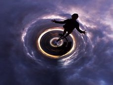 【宇宙】ブラックホールに落ちたら「クローン人間」となって反対側から出ることが米研究で判明!