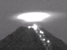 【衝撃動画】メキシコの火山上空に全長600m超の「円盤型UFO」が出現! 専門家「火口でエネルギーを充電している」