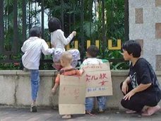 妊娠中に買い手探しも……ギャンブルや猫のために我が子を売り飛ばす母親たち