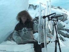 世界でただ1人「氷の音楽家」テリエ・イースングセットの儚く幻想的な音楽がヤバすぎる! ドラム、トランペット、ホルンまで…!