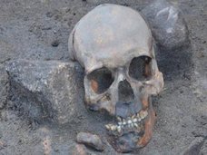 14世紀に実在した「吸血鬼」の遺体が発見される! 膝が破壊され、背骨に杭…考古学者も困惑!=ポーランド