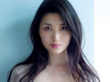 橋本マナミ、尻の線までクッキリ…ピタッと衣装にマスコミ「腹の肉が…」