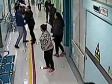 不謹慎にもほどがある!! 早朝の病院で、葬儀屋が重篤患者を奪い合い「こいつはウチの客だ!?」