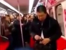 【閲覧注意】呻き声を上げ、バタバタ倒れて…! 男女8人地下鉄集団“農薬吸引”自殺を図る瞬間!=中国