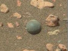【衝撃画像】火星で完全すぎる球体が発見される! 火星人の子どもが遊んでいた“ビー玉”か、“ブルーベリー”か!?