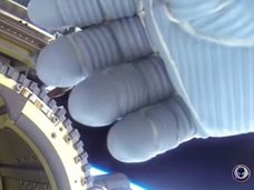 【100万回再生】遂に、NASA宇宙飛行士が“UFOの映りこみ”を隠す瞬間が何度も捉えられる!