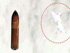 【衝撃】謎の巨大“メカ・ホタル”がNASA公開のエンデバー映像にハッキリ写りこむ!「50年前にも同じことが…」