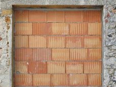 ドイツで玄関に突如レンガの壁が立てられるいたずらが発生
