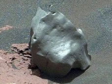 火星で「金属製たまご」がまたしても発見される! さすがのNASAも判断保留