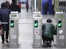 無法地帯化するソウル地下鉄……駅員への暴行、不正乗車が止まらない!