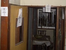 「死体遺棄の現場」「女の幽霊がいる」京都の廃モーテルを徹底取材! 大量の“御札”が貼られた内部に震えが止まらない